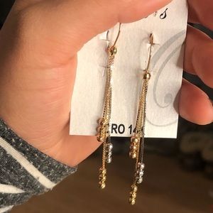 Super cute! Long gold earrings!